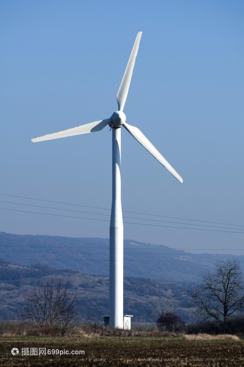 藍色天空上的風(fēng)力發(fā)電機